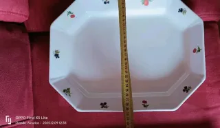 Dos bandejas de porcelana con flores