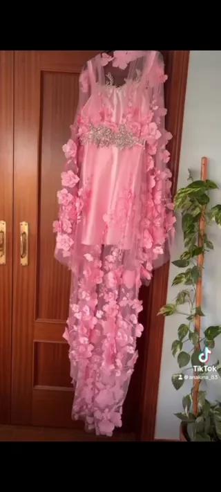 Vestido rosa con pedrería y flores