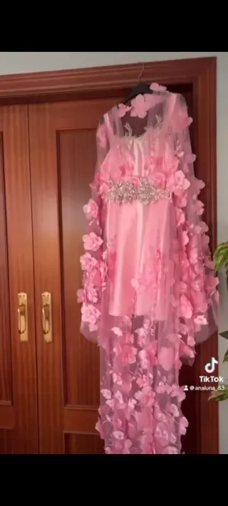 Vestido rosa con pedrería y flores