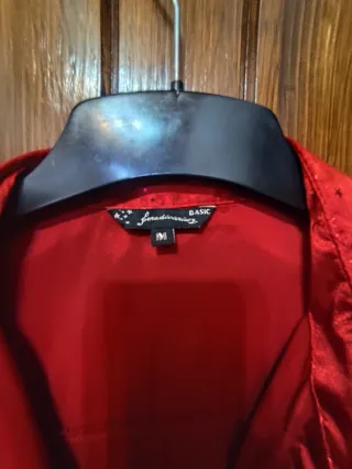 Camisa roja satinada con estrellas