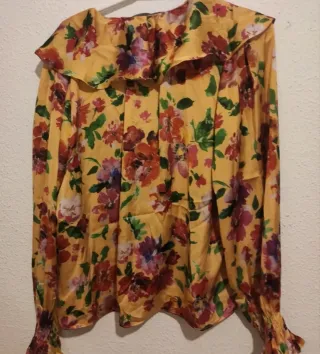 Blusa floral con volantes