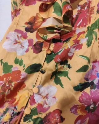 Blusa floral con volantes