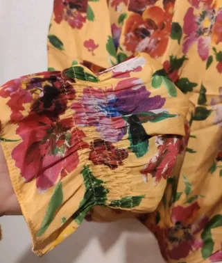 Blusa floral con volantes