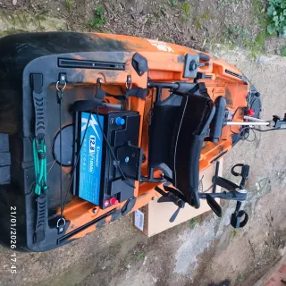 Kayak de pesca con pedales y motor