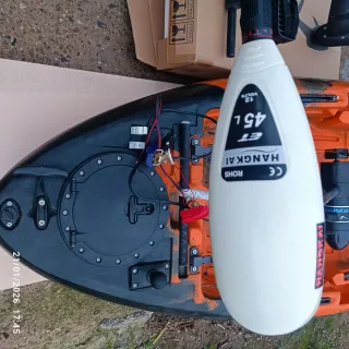 Kayak de pesca con pedales y motor