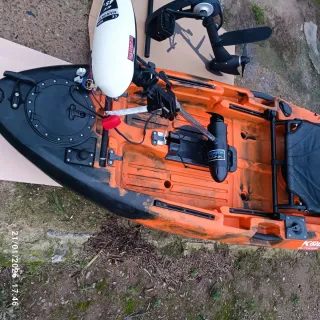 Kayak de pesca con pedales y motor