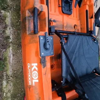 Kayak de pesca con pedales y motor