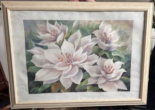 Cuadro de flores blancas con marco de madera