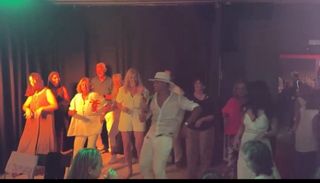 Animador de fiestas y profesor de salsa.