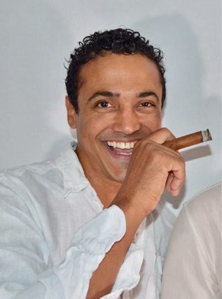 Animador de fiestas y profesor de salsa.