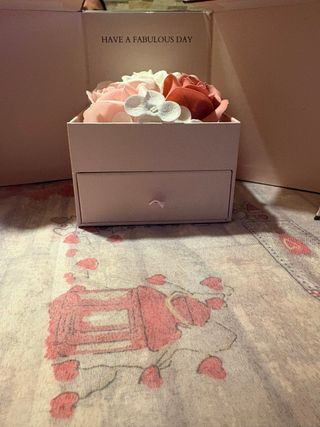 Caja de regalo rosa con lazo