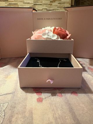 Caja de regalo rosa con lazo