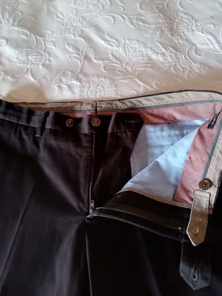 (L-44/34) Pantalón chino pinzas marron hombre