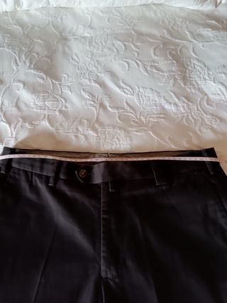 (L-44/34) Pantalón chino pinzas marron hombre