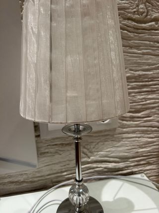 Lámpara de mesa plateada y blanca