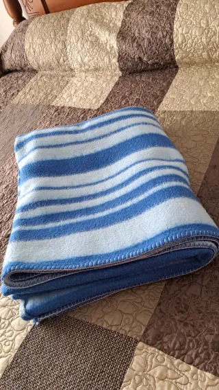 Manta reversible azul y blanca de forro polar