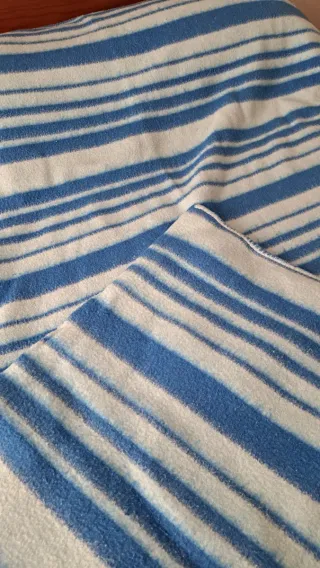 Manta reversible azul y blanca de forro polar