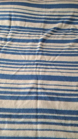 Manta reversible azul y blanca de forro polar