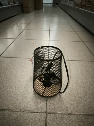 Lámpara de mesa diseño industrial.