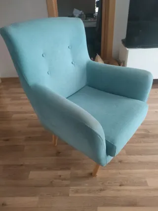 Butaca turquesa nórdica de tela y madera