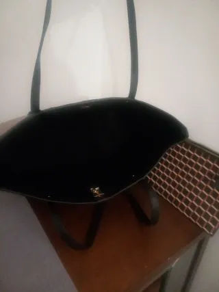 Bolso y cartera con estampado geométrico