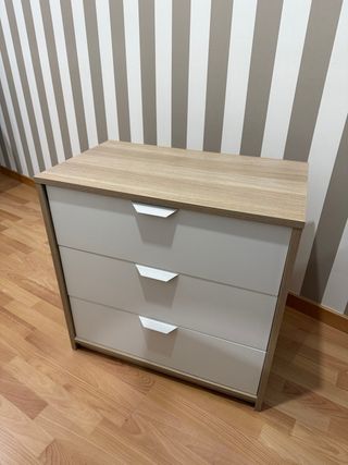 Cómoda ASKVOLL Ikea blanca y madera