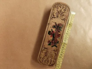 plumier madera antiguo decorado