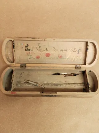 plumier madera antiguo decorado