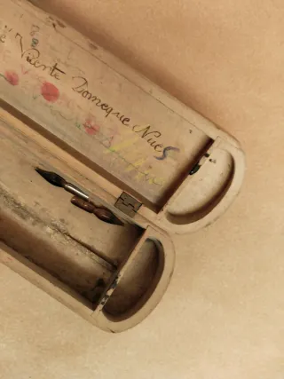 plumier madera antiguo decorado