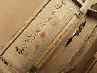 plumier madera antiguo decorado