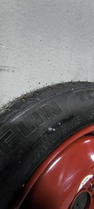 Rueda de repuesto distancia tornillos 4x108 15".