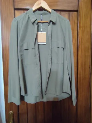 Camisa Stradivarius verde oliva