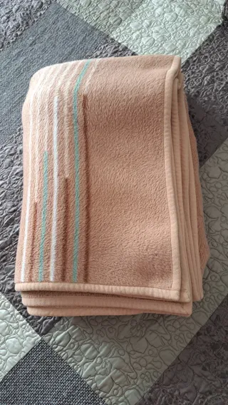 Manta Reversible Fleece Rosa y Multicolor