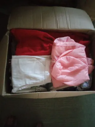 Scatole di abbigliamento vario in buone condizioni