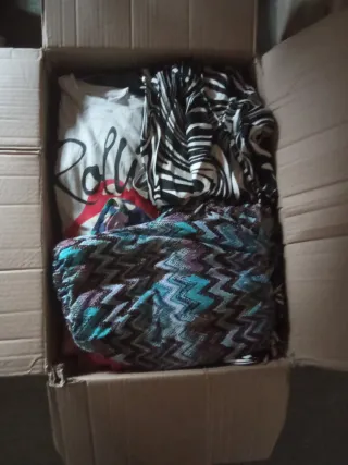Scatole di abbigliamento vario in buone condizioni