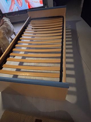 Cama individual de madera y plástico