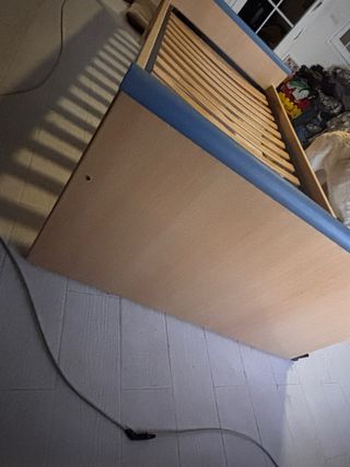 Cama individual de madera y plástico