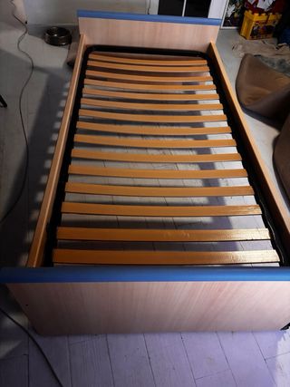 Cama individual de madera y plástico
