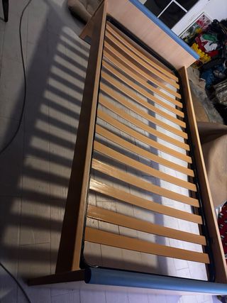 Cama individual de madera y plástico