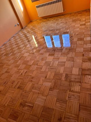 Acuchillado y barnizado de suelos de madera