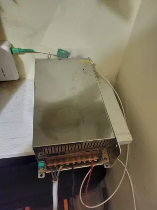 Vendo acquario completo di arredi, come da foto.