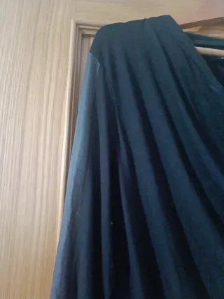 Blusa negra cuello drapeado y mangas cuerina