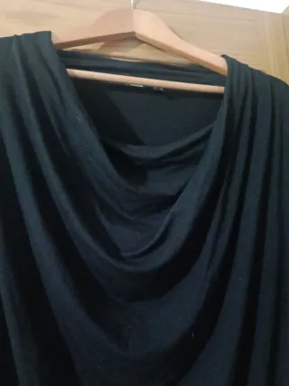 Blusa negra cuello drapeado y mangas cuerina
