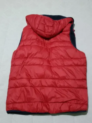 Chaleco acolchado con capucha