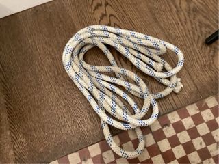 Comba de cuerda blanca y azul