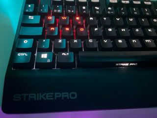 Teclado Mecánico Strike Pro Negro/Rojo