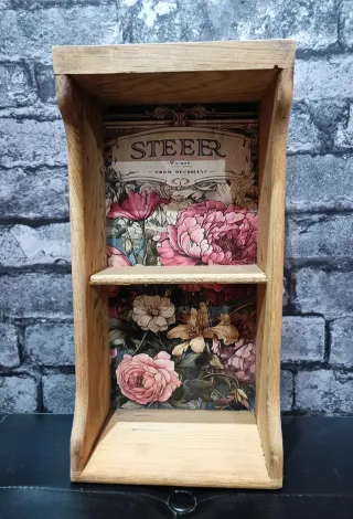 Cajón antiguo decorado a mano