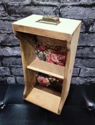 Cajón antiguo decorado a mano