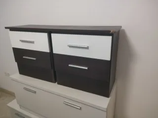 Mesitas de noche marrones y blancas