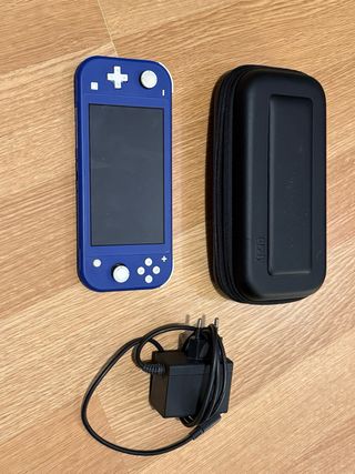 Nintendo Switch Lite Blu + Custodia Orzly